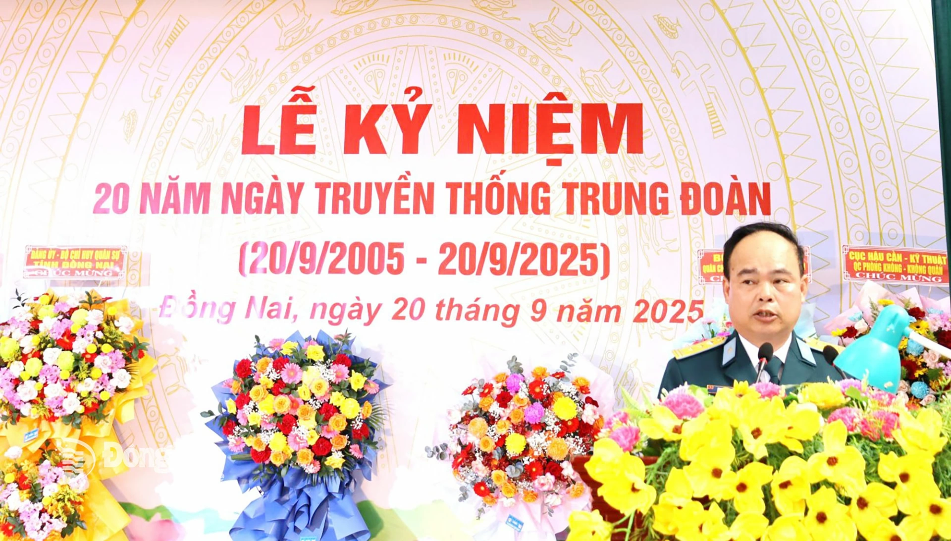 Thượng tá Phạm Văn Khương, Trung đoàn trưởng Trung đoàn 93 đọc diễn văn ôn truyền thống. Ảnh: Nguyệt Hà