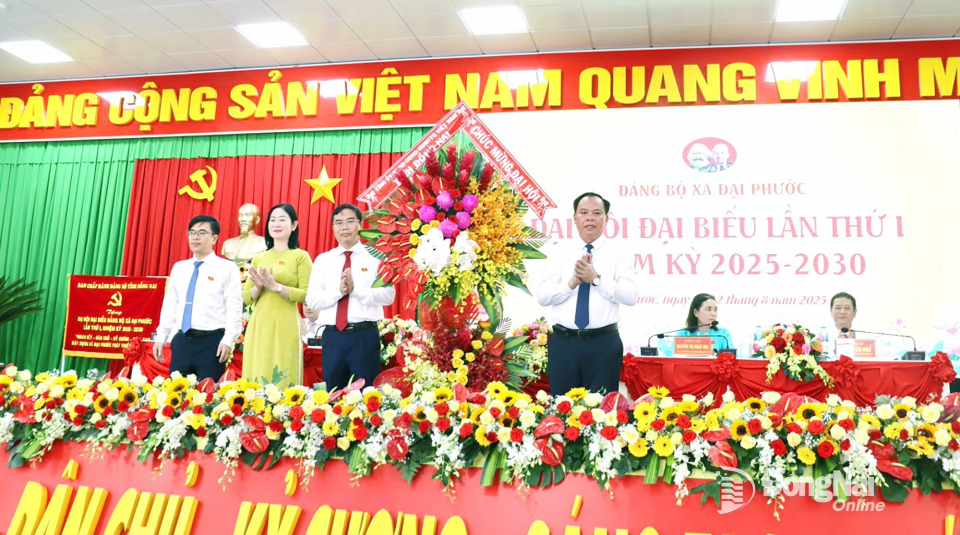 Đồng chí Võ Tấn Đức, Phó Bí thư Tỉnh ủy, Chủ tịch UBND tỉnh Đồng Nai tặng hoa của Tỉnh ủy - HĐND - UBND - Ủy ban MTTQ Việt Nam tỉnh chúc mừng đại hội. Ảnh: Nguyệt Hà