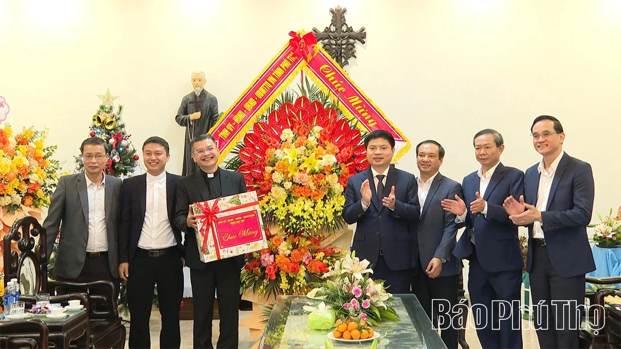 B&iacute; thư Tỉnh ủy Trương Quốc Huy thăm, ch&uacute;c mừng Gi&aacute;o xứ Nỗ Lực