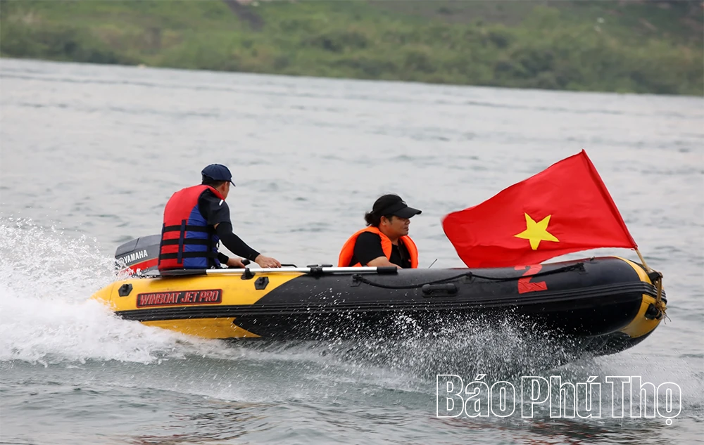 Mãn nhãn màn biểu diễn cano hơi nước tại Lễ cầu ngư