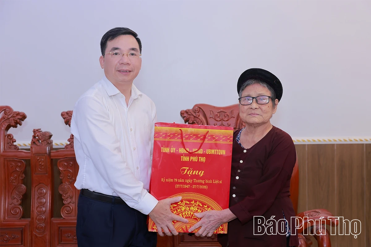 Phó Bí thư Tỉnh ủy Bùi Huy Vĩnh thăm, tặng quà thương binh, thân nhân liệt sĩ