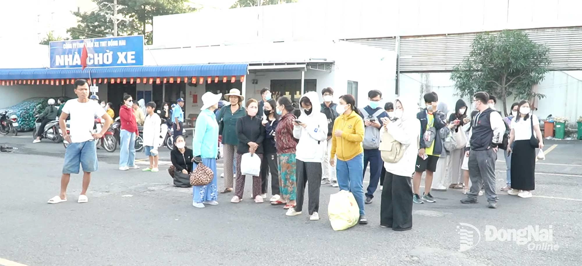 Đông đảo người dân có mặt tại Bến xe Ngã tư Vũng Tàu từ rất sớm để đón xe đi Thành phố Hồ Chí Minh. Ảnh: An Nhơn