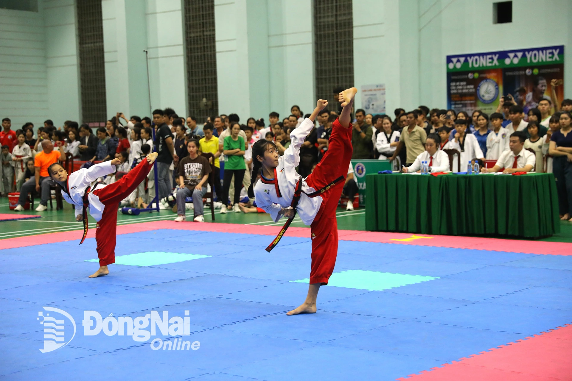 Các vận động viên thi quyền sau lễ khai mạc giải. Ảnh: Huy Anh