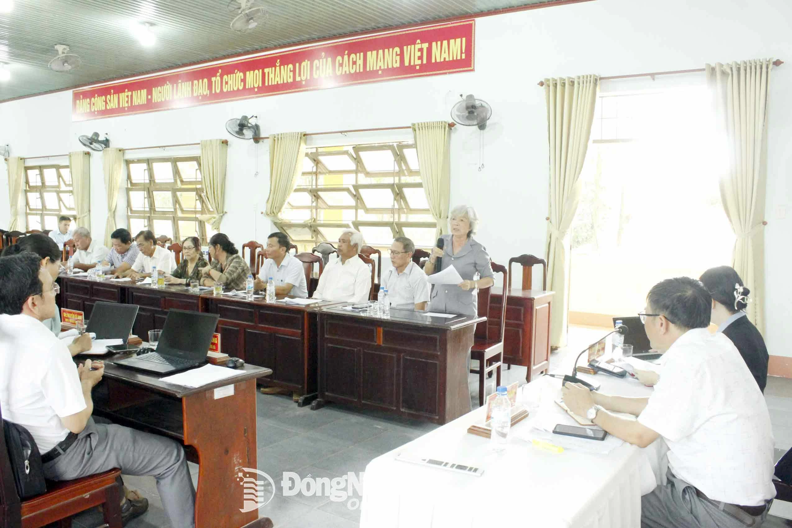 Đại biểu nguyên là lãnh đạo xã Tân Tiến tham gia đóng góp ý kiến vào Dự thảo Báo cáo chính trị Đại hội Đảng bộ xã lần thứ I (nhiệm kỳ 2025-2030), tổ chức vào chiều 28-7. Ảnh: Bùi Dũng