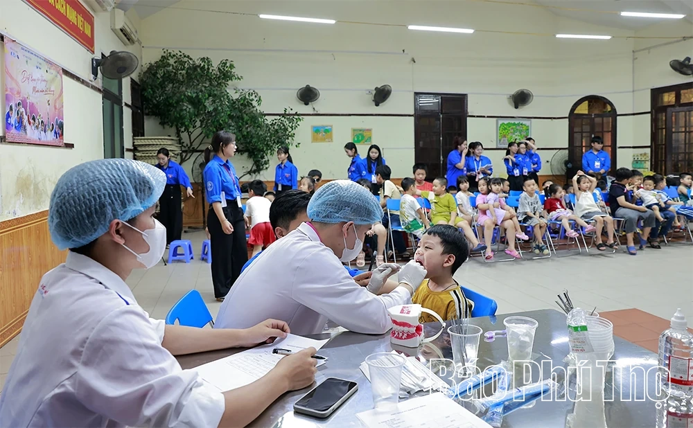 Chương trình “Dệt lụa yêu thương - Mười năm kết dáng”