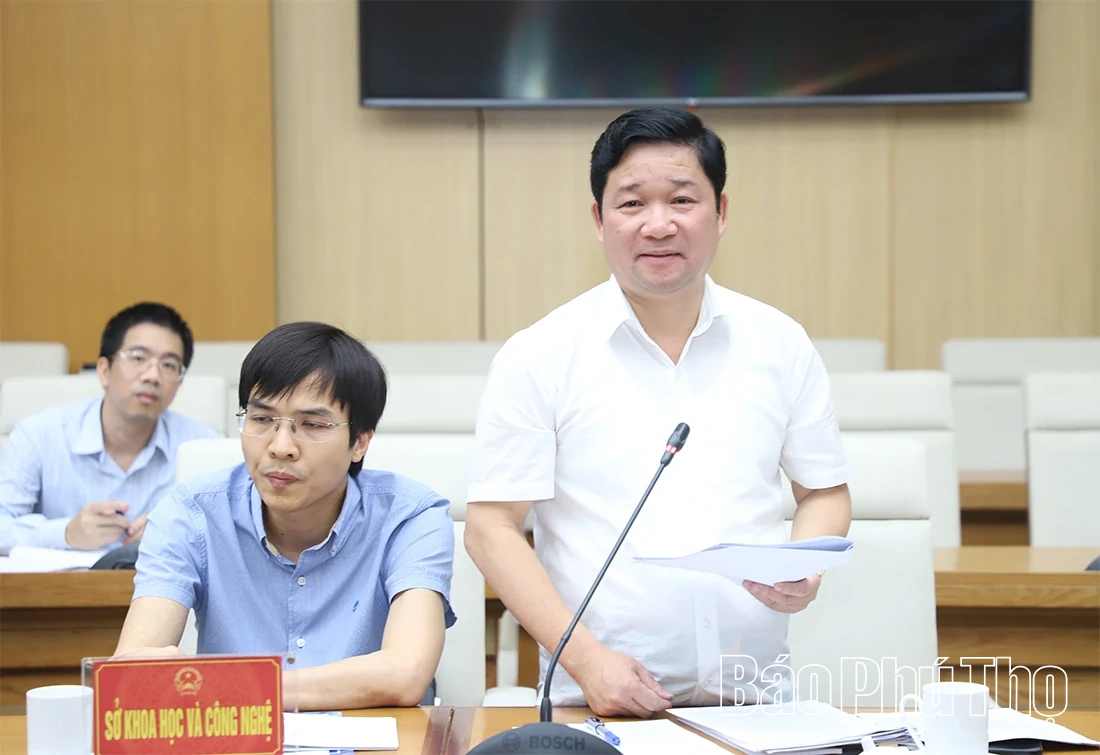 Chủ tịch UBND tỉnh Trần Duy Đông nghe báo cáo về đánh giá KPI và biên chế giáo dục