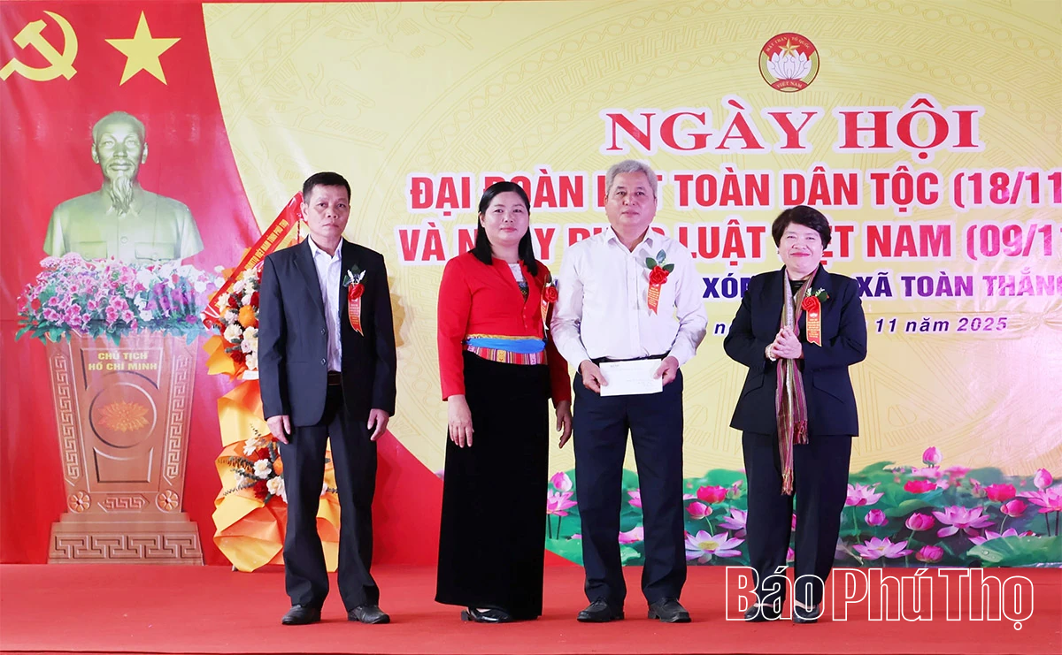 Phó Trưởng Ban Chính sách, chiến lược Trung ương dự Ngày hội Đại đoàn kết toàn dân tộc Khu dân cư xóm Ào U, xã Toàn Thắng