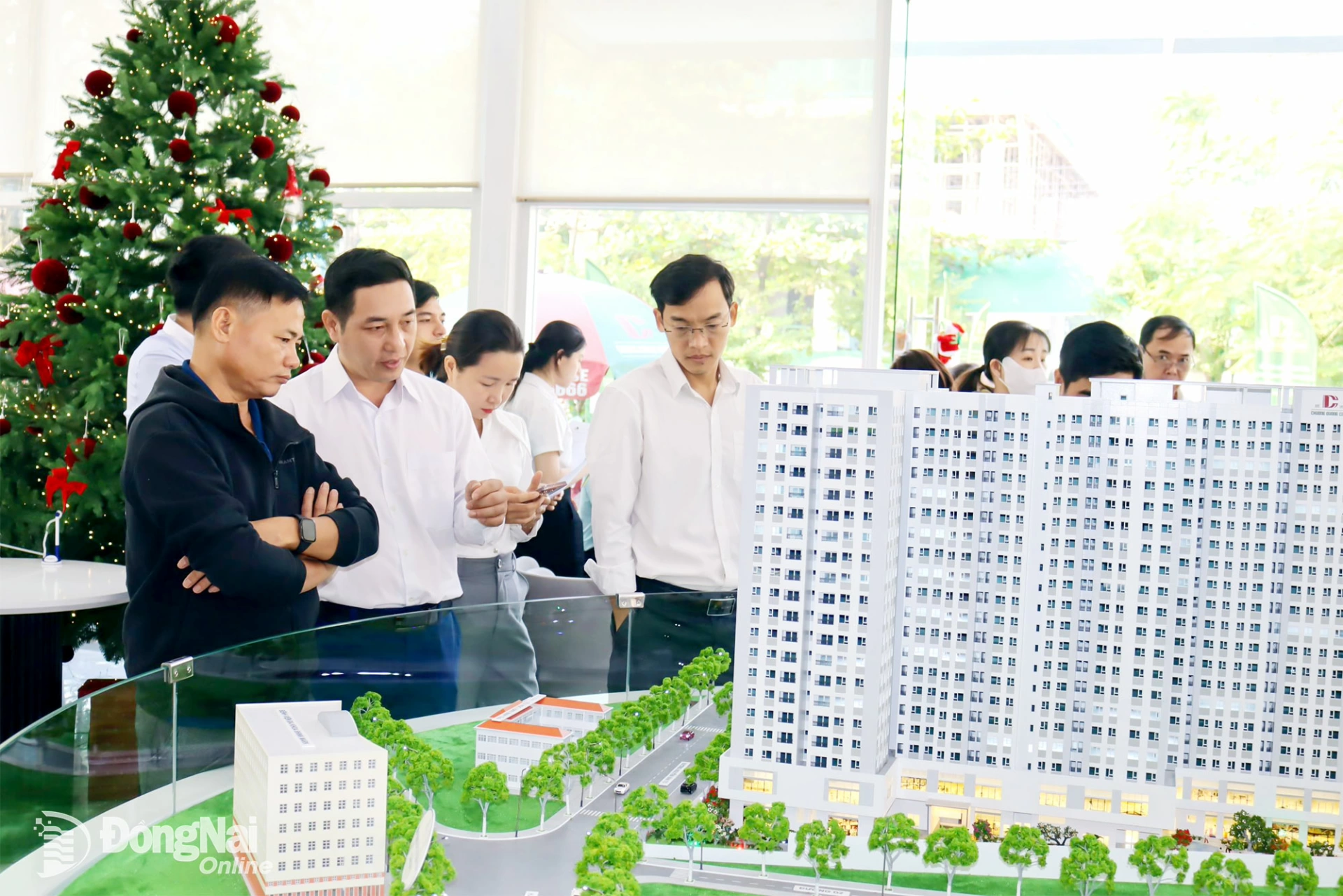 Kh&aacute;ch h&agrave;ng t&igrave;m hiểu th&ocirc;ng tin tại&nbsp;dự &aacute;n nh&agrave; ở x&atilde; hội Eco Residence Long B&igrave;nh T&acirc;n. Ảnh: Ho&agrave;ng Lộc
