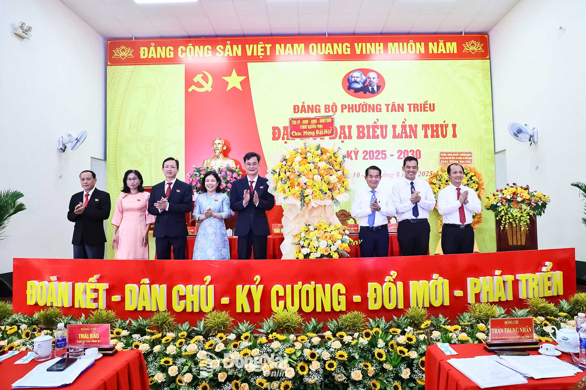Các đồng chí lãnh đạo tỉnh Đồng Nai tặng lẵng hoa của Tỉnh ủy, HĐND, UBND, Ủy ban MTTQ Việt Nam tỉnh chúc mừng đại hội. Ảnh: Công Nghĩa