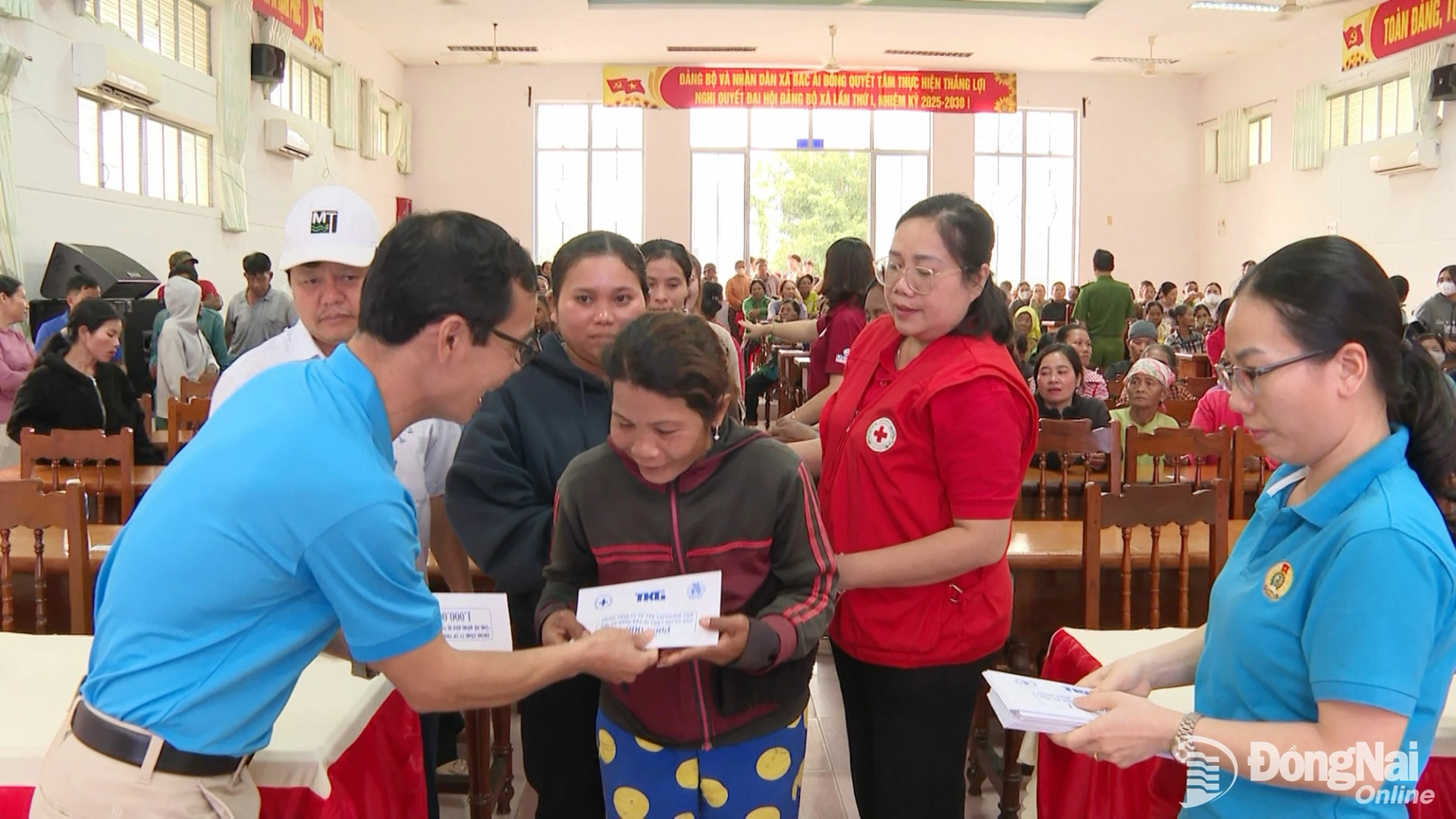 Đoàn trao suất quà hỗ trợ cho người dân xã Bác Ái Đông, mong người dân sớm vượt qua khó khăn, ổn định cuộc sống. Ảnh: Văn Đoàn