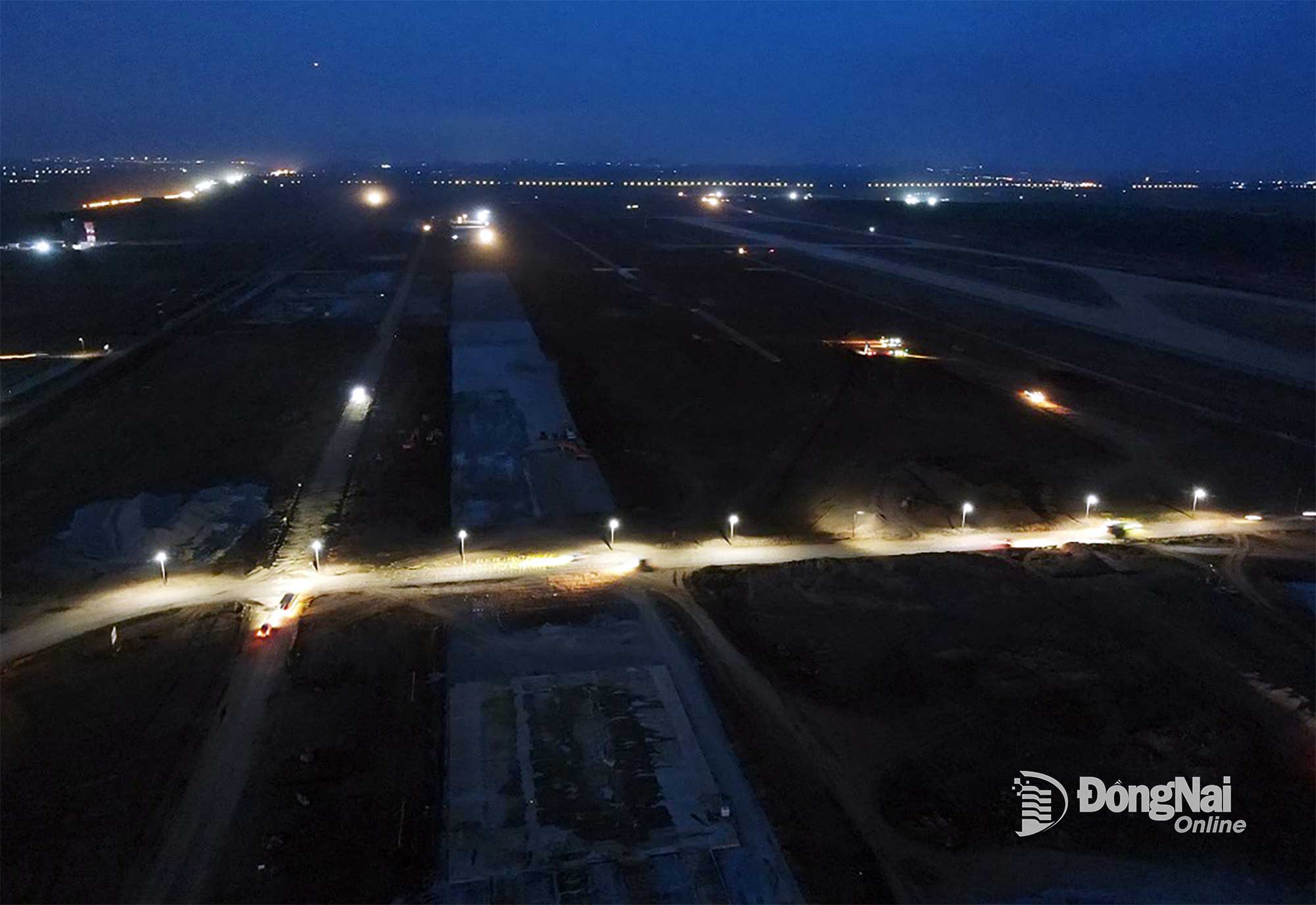 Giữa đêm, trên công trường Dự án Sân bay Long Thành, các tuyến đường công vụ sáng đèn phục vụ công tác thi công các hạng mục của dự án. Ảnh: Phạm Tùng