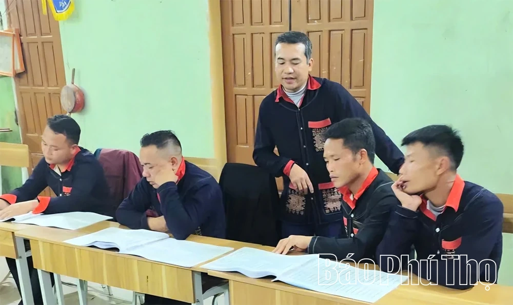 Giữ g&igrave;n chữ viết của người Dao Quần Chẹt