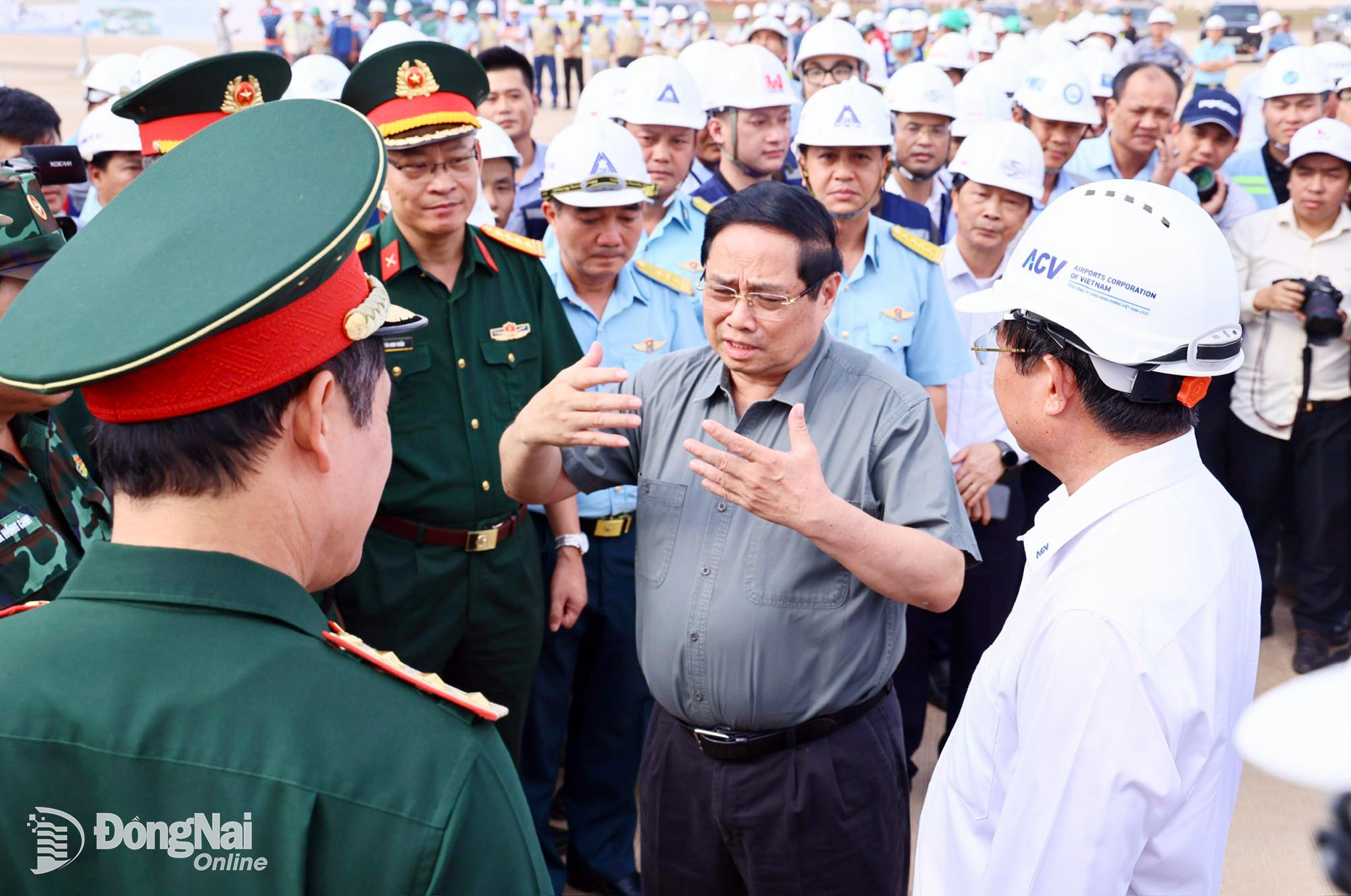 Thủ tướng Chính phủ Phạm Minh Chính trao đổi với các đơn vị liên quan trên công trường dự án. Ảnh: Công Nghĩa