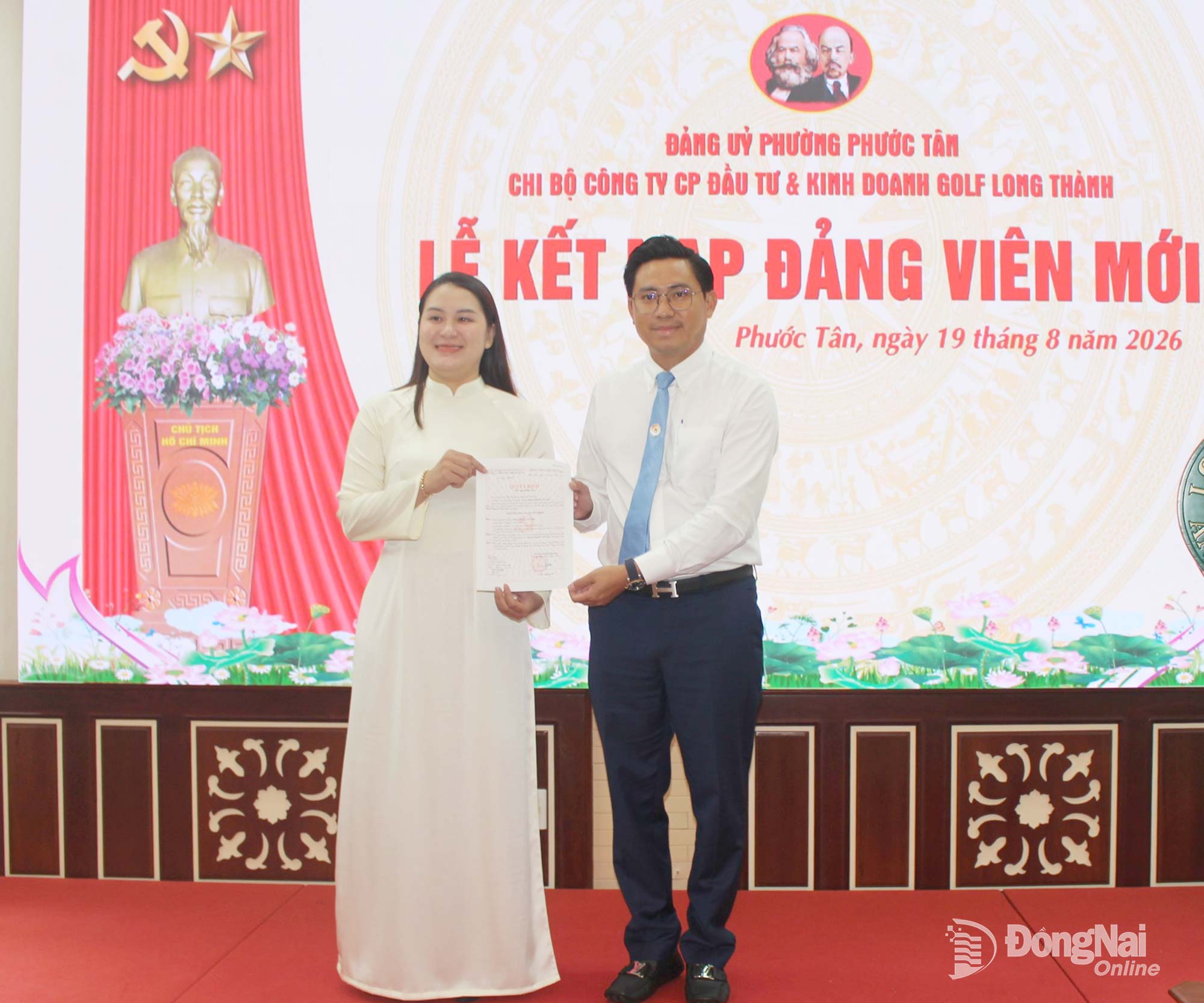 Bí thư Chi bộ Công ty cổ phần Đầu tư và kinh doanh Golf Long Thành Lại Thế Đồng trao quyết định kết nạp Đảng cho đảng viên. Ảnh: N.Hòa