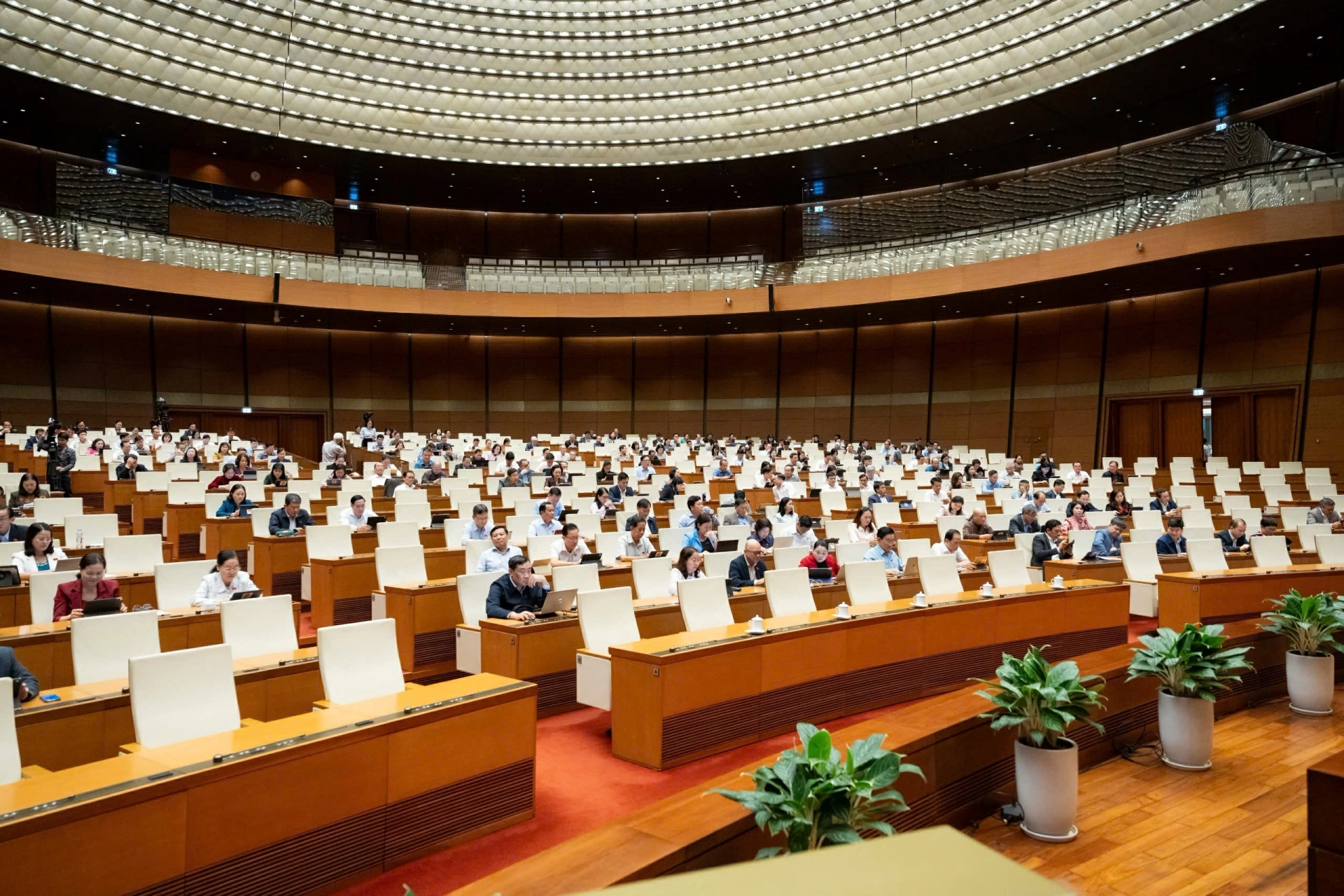 Các ĐBQH tham dự phiên họp    