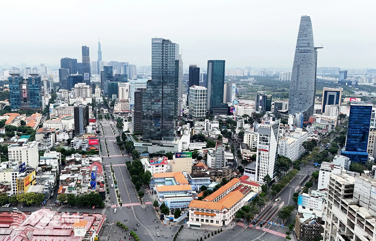 Đại hội XIV của Đảng không chỉ tổng kết 40 năm đổi mới đất nước, mà còn là thời điểm đánh dấu bước ngoặt quan trọng để Việt Nam phấn đấu xây dựng một quốc gia hùng cường, phát triển trong kỷ nguyên mới. Trong ảnh: Một góc trung tâm Thành phố Hồ Chí Minh.