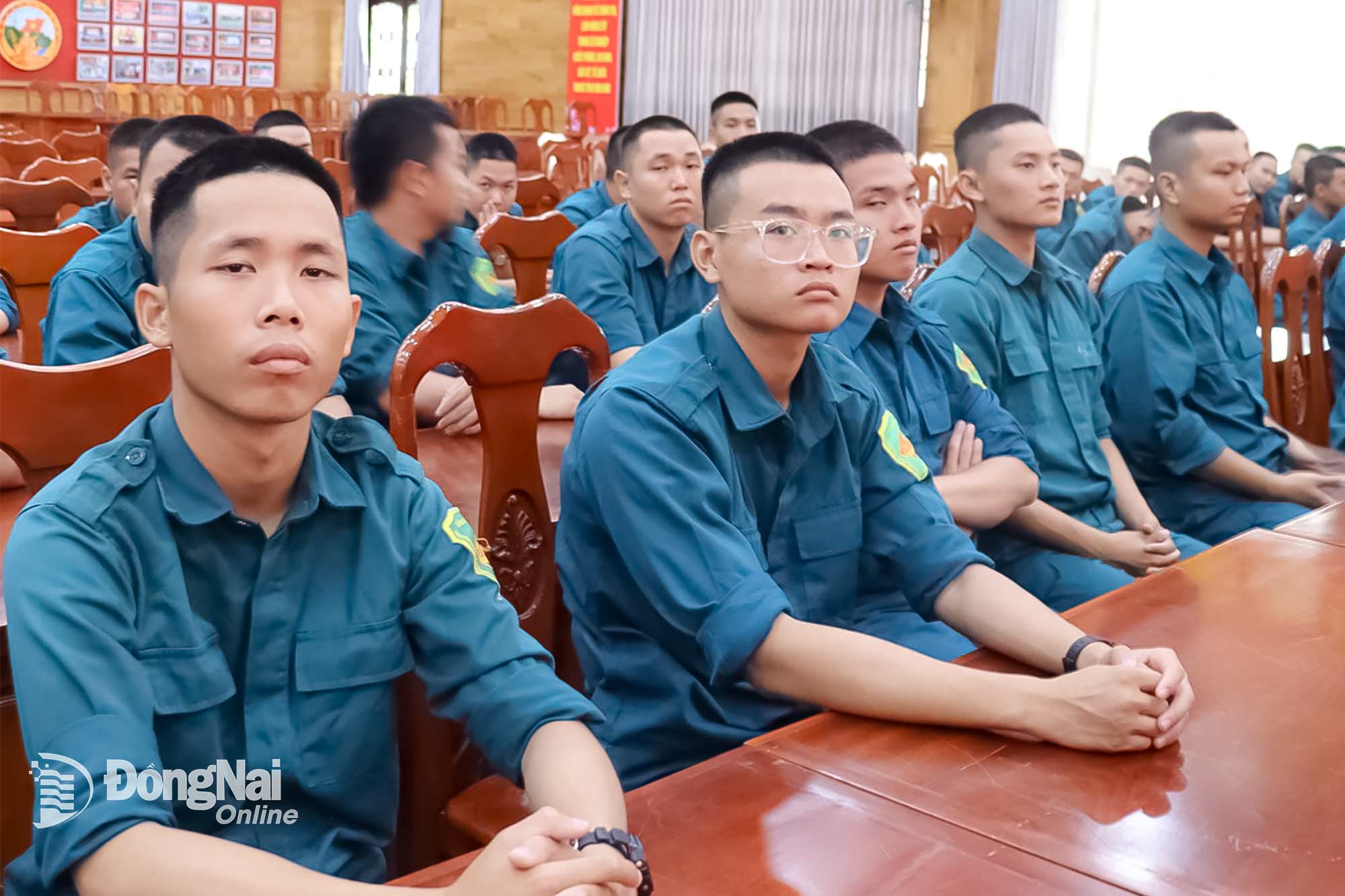 Cán bộ dân quân thường trực tham gia khóa huấn luyện. Ảnh: Nguyệt Hà