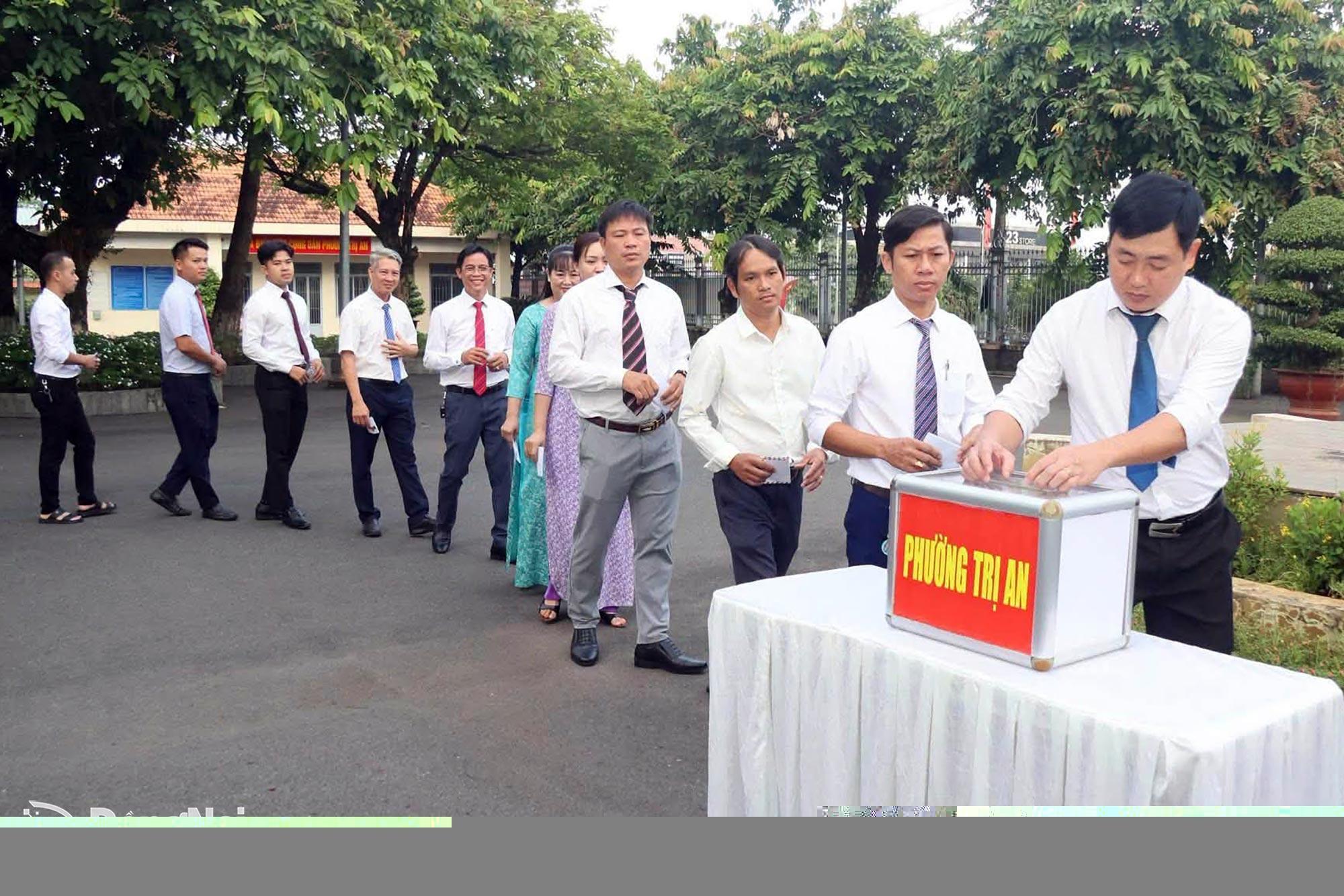 Cán bộ, đảng viên, công chức, viên chức phường Trị An ủng hộ Quỹ Đền ơn đáp nghĩa vào buổi chào cờ đầu tuần ngày 13-7.