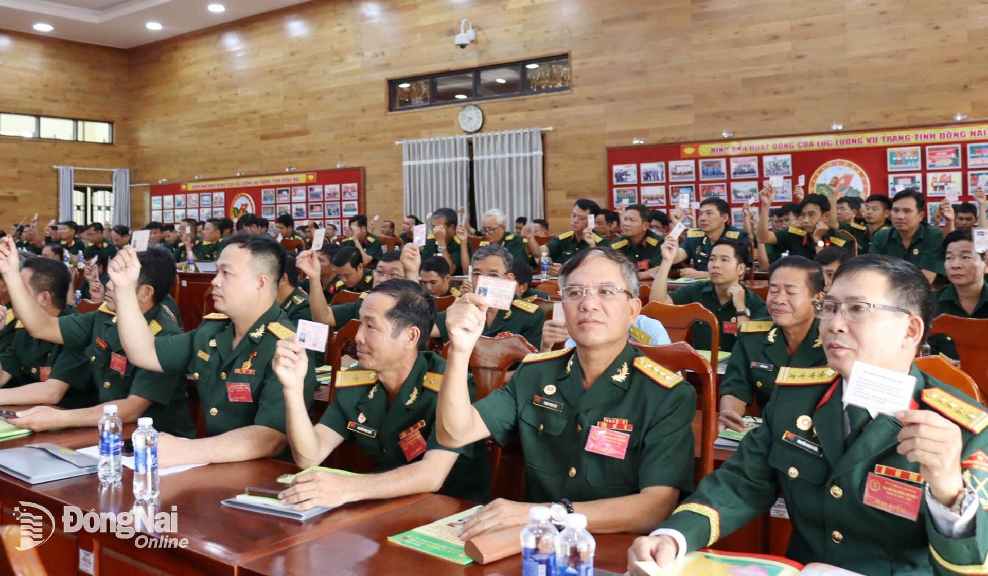 Đại biểu dự đại hội biểu quyết bầu Đoàn Chủ tịch, Đoàn Thư ký, Ban Thẩm tra tư cách đại biểu tại phiên làm việc thứ nhất. Ảnh: Nam Anh