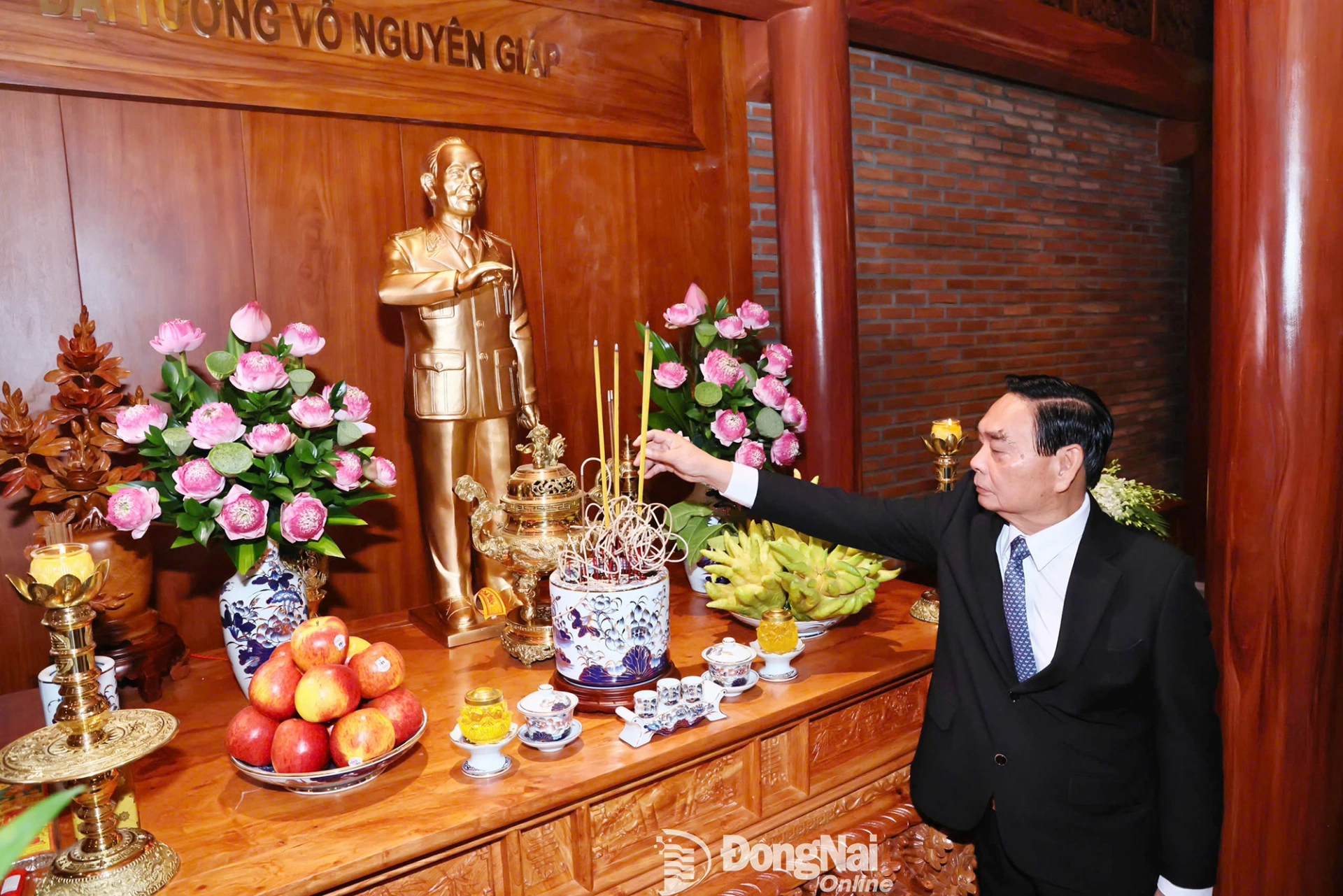 Nguyên Ủy viên Bộ Chính trị, Thường trực Ban Bí thư Lê Hồng Anh dâng hương. Ảnh: Công Nghĩa