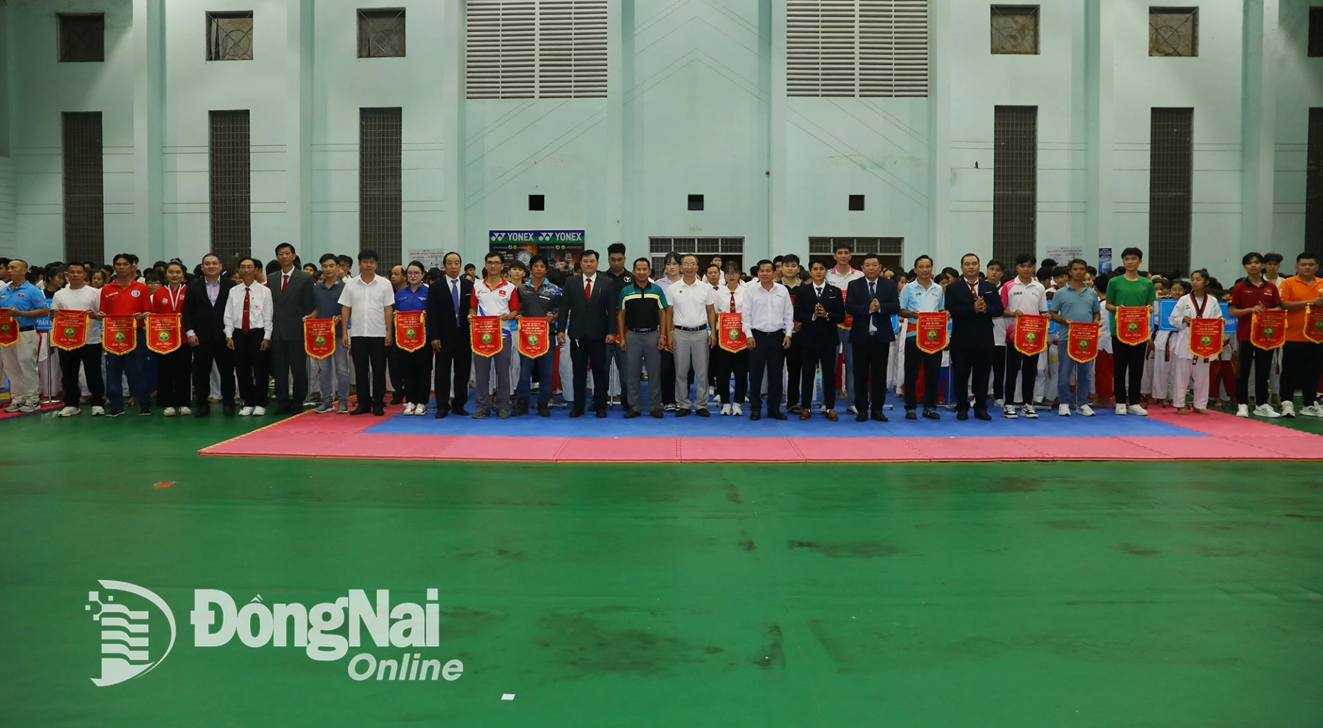 Ban tổ chức tặng cờ lưu niệm cho các câu lạc bộ tham dự giải. Ảnh: Huy Anh