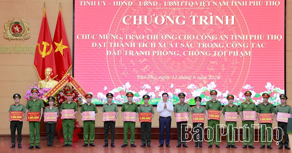 Chúc mừng và trao thưởng cho Công an tỉnh Phú Thọ có thành tích xuất sắc trong công tác đấu tranh phòng, chống tội phạm