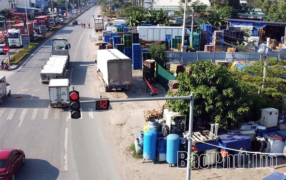 Hành lang quốc lộ 2 bị lấn chiếm, gây mất an toàn giao thông