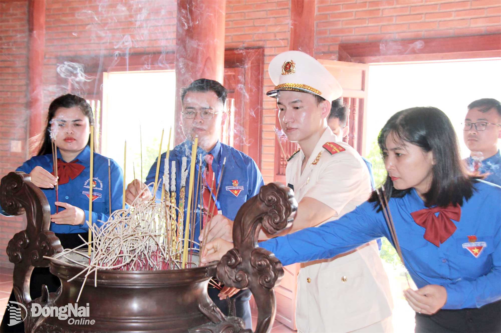 Các đại biểu dâng hương tại Nhà thờ Bác Hồ trong khuôn viên Tỉnh ủy Đồng Nai. Ảnh: Nga Sơn