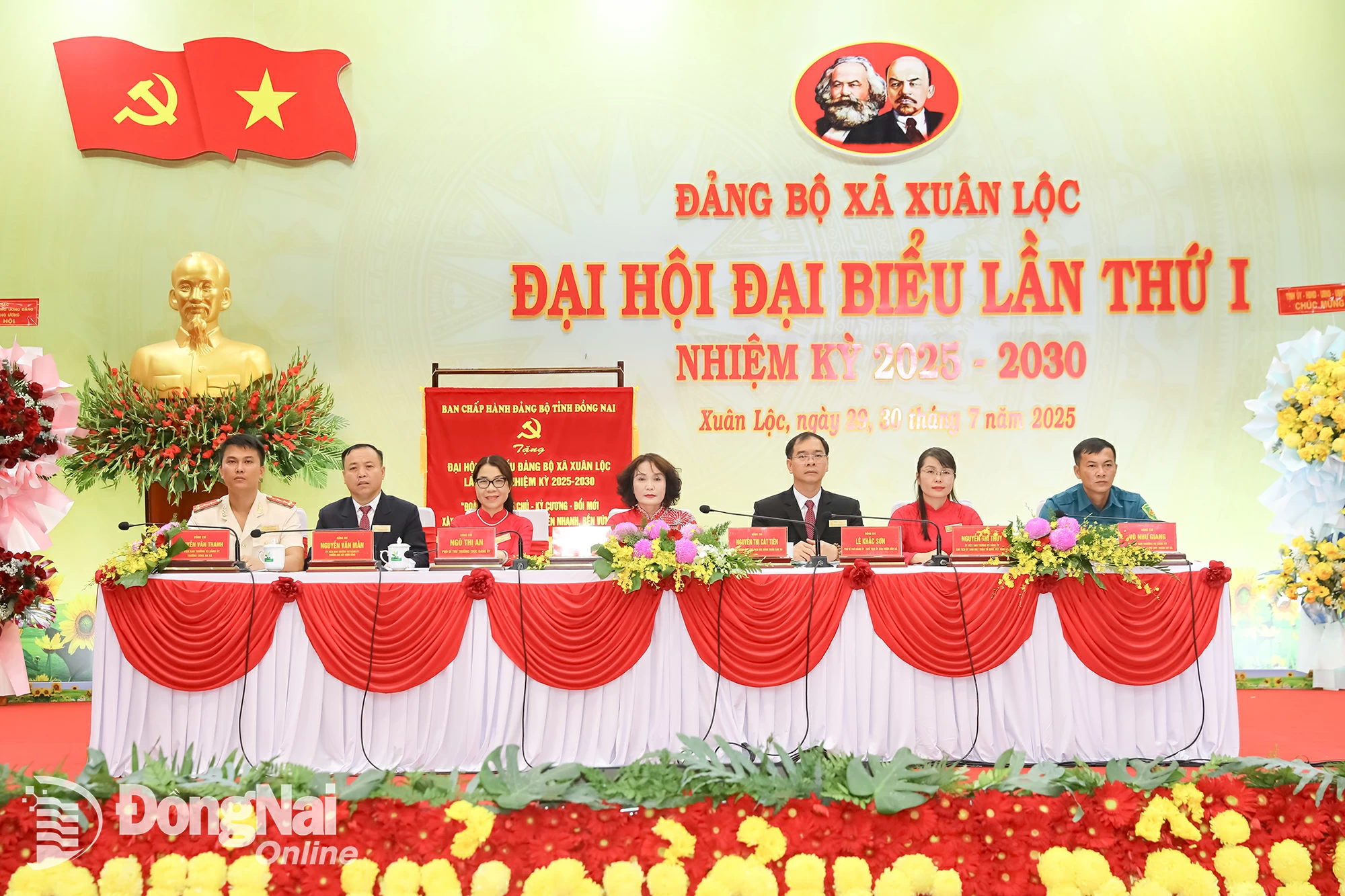 Đoàn chủ tịch. Ảnh Huy Anh