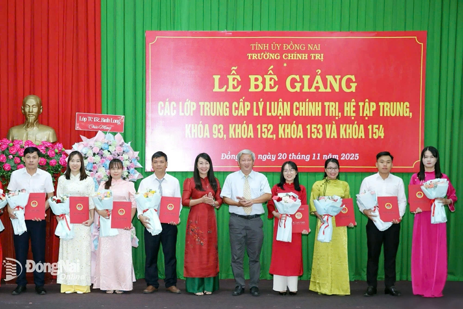 Lãnh đạo Trường Chính trị tỉnh Đồng Nai trao bằng tốt nghiệp cho các học viên lớp trung cấp lý luận chính trị, hệ tập trung. Ảnh: Trương Hiện