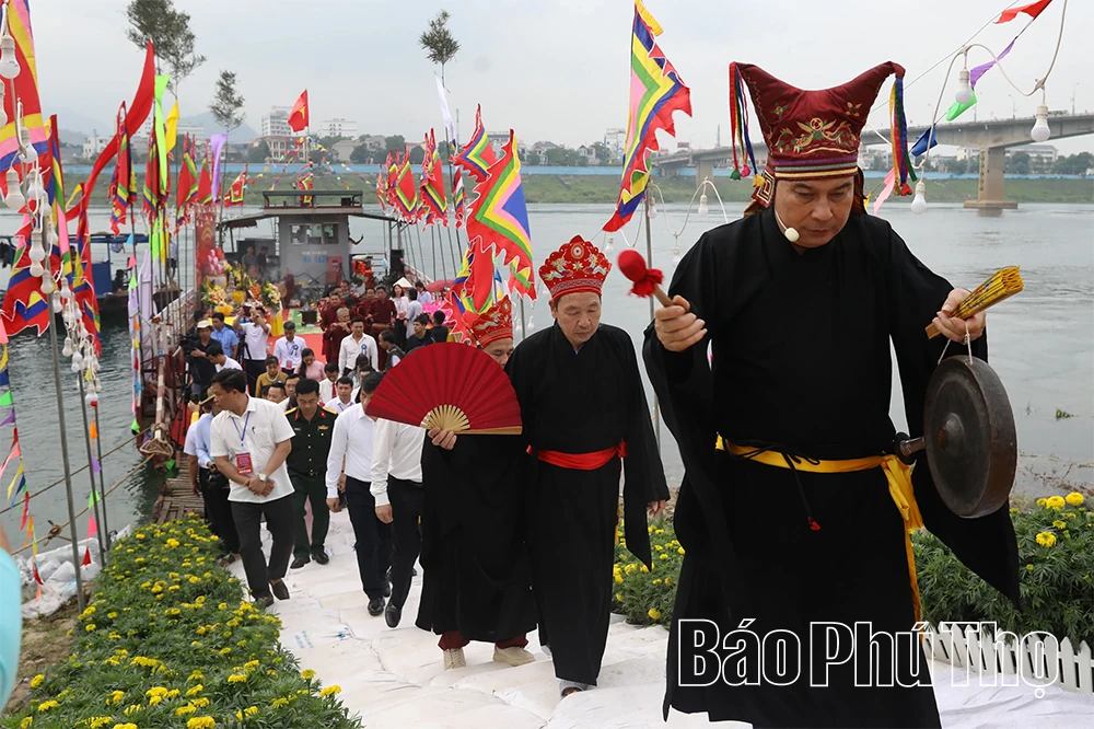 Lung linh đêm hội bên dòng Đà Giang