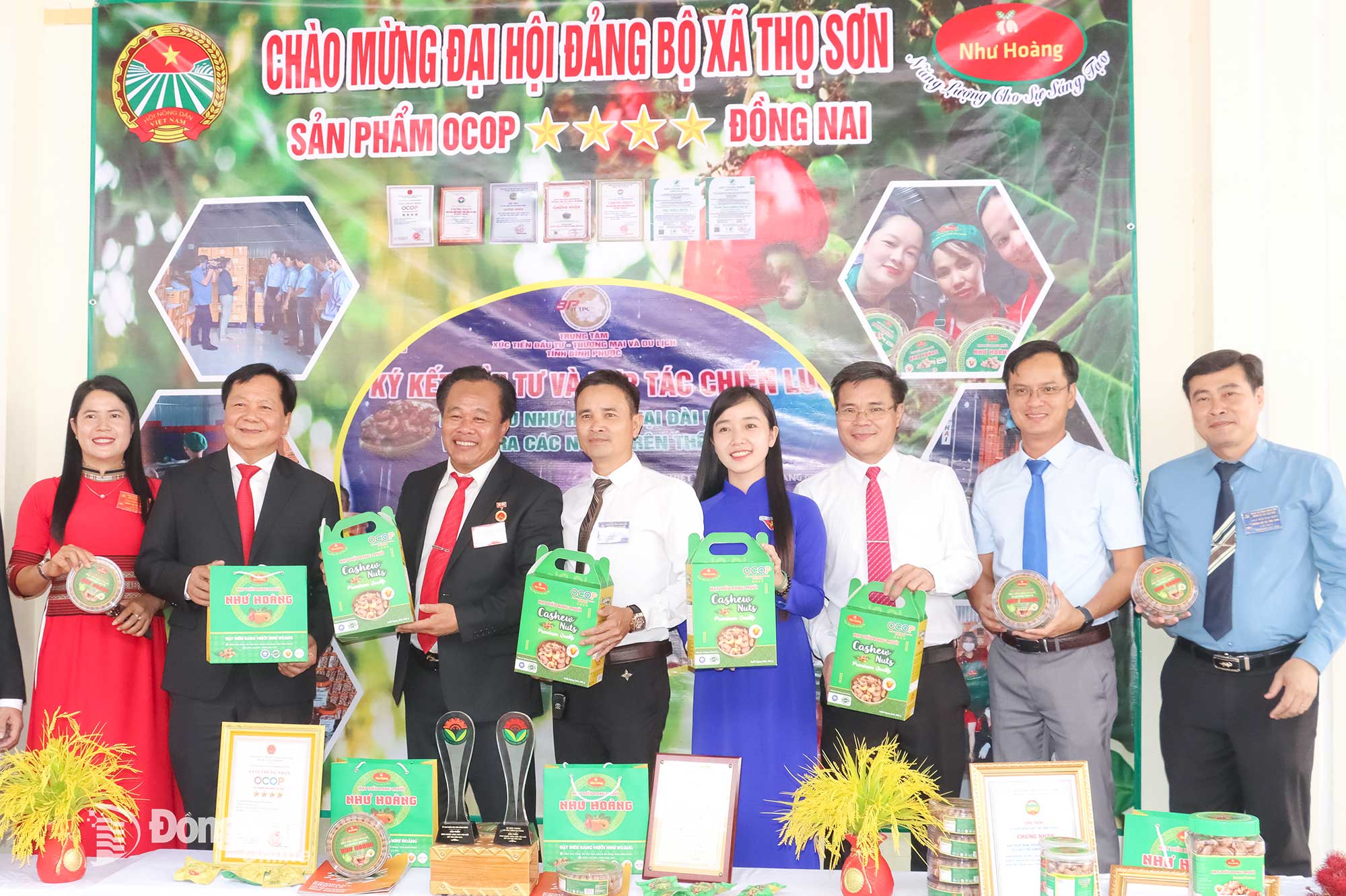 Đại biểu tham quan gian hàng trưng bày các sản phẩm tiêu biểu của địa phương. Ảnh: Như Nam