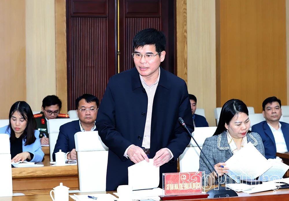 Chủ tịch UBND tỉnh Trần Duy Đ&ocirc;ng nghe b&aacute;o c&aacute;o nhiệm vụ trọng t&acirc;m trước, trong v&agrave; sau Tết Nguy&ecirc;n đ&aacute;n B&iacute;nh Ngọ
