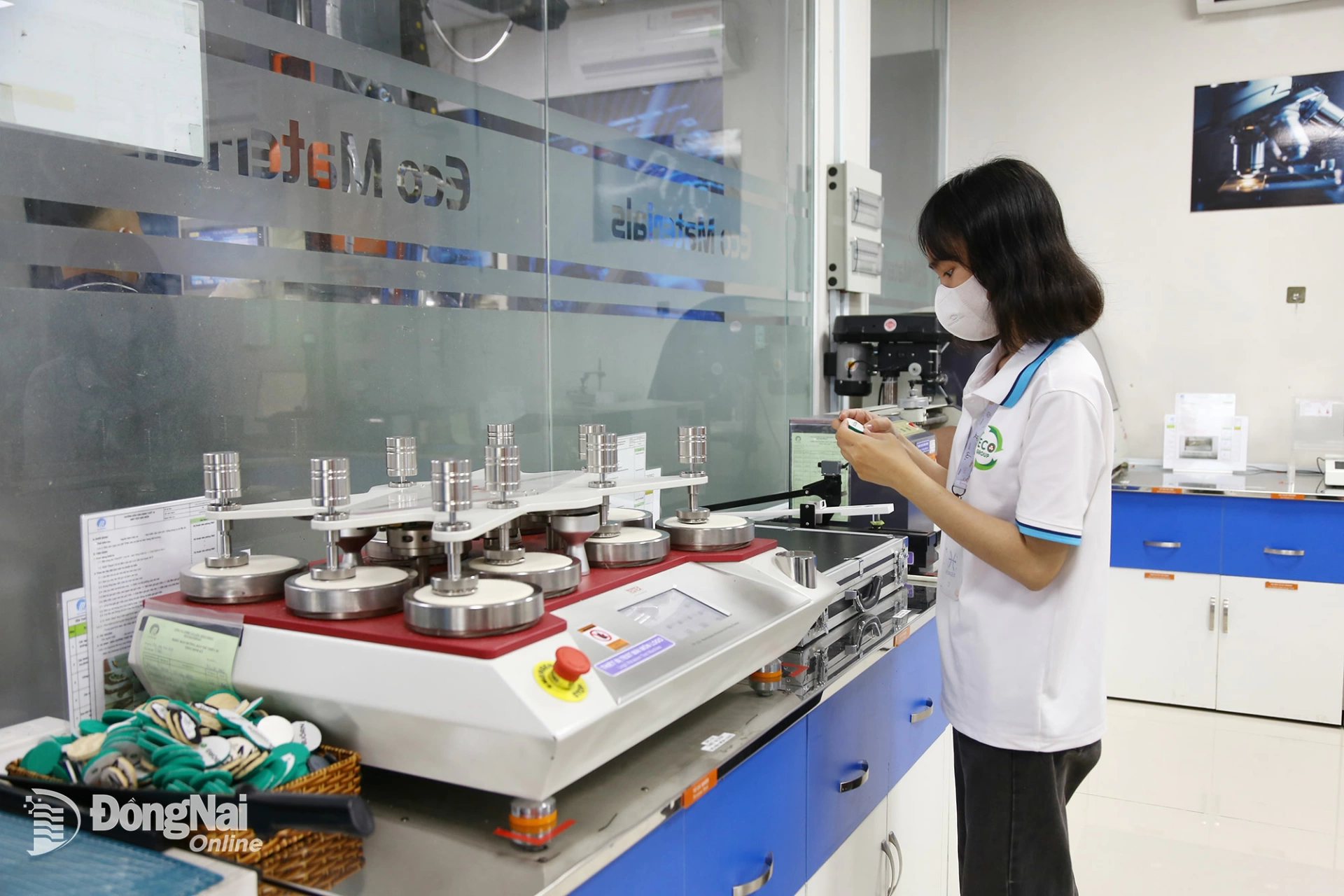 Sản xuất tại Công ty TNHH Chất dẻo thân thiện (ở Khu công nghiệp Hố Nai). Ảnh: Vương Thế