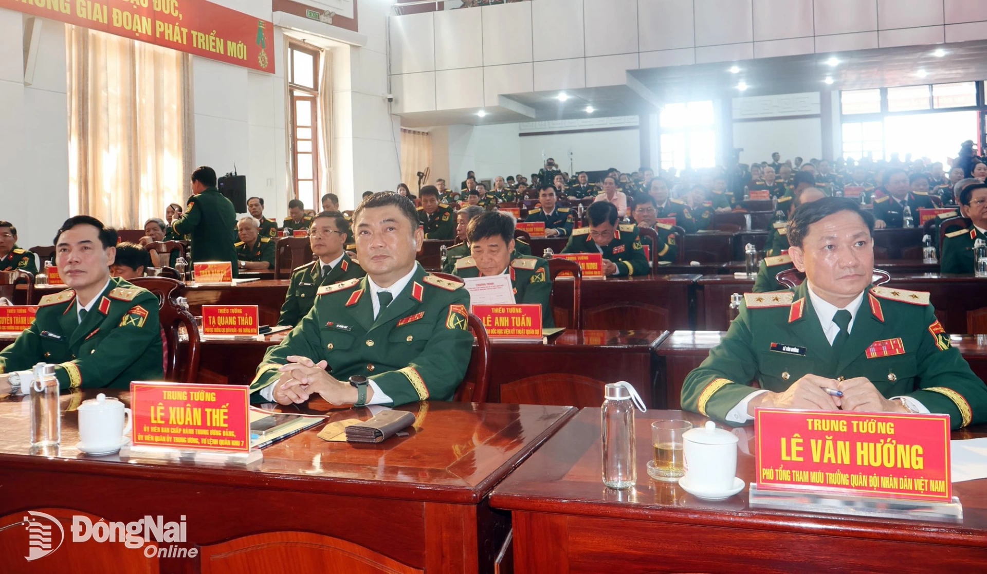 Trung tướng Lê Văn Hướng, Phó Tổng Tham mưu trưởng Quân đội nhân dân Việt Nam; Trung tướng Lê Xuân Thế, Ủy viên Trung ương Đảng, Ủy viên Quân ủy Trung ương, Tư lệnh Quân khu 7 và đại biểu dự lễ. Ảnh: Nguyệt Hà
