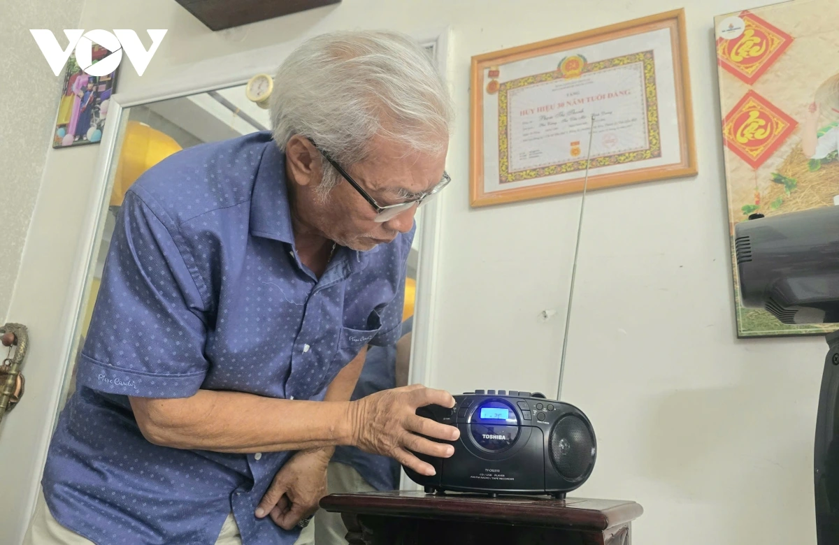 Ông Trường chỉnh tần số để nghe chương trình của Đài Tiếng nói Việt Nam