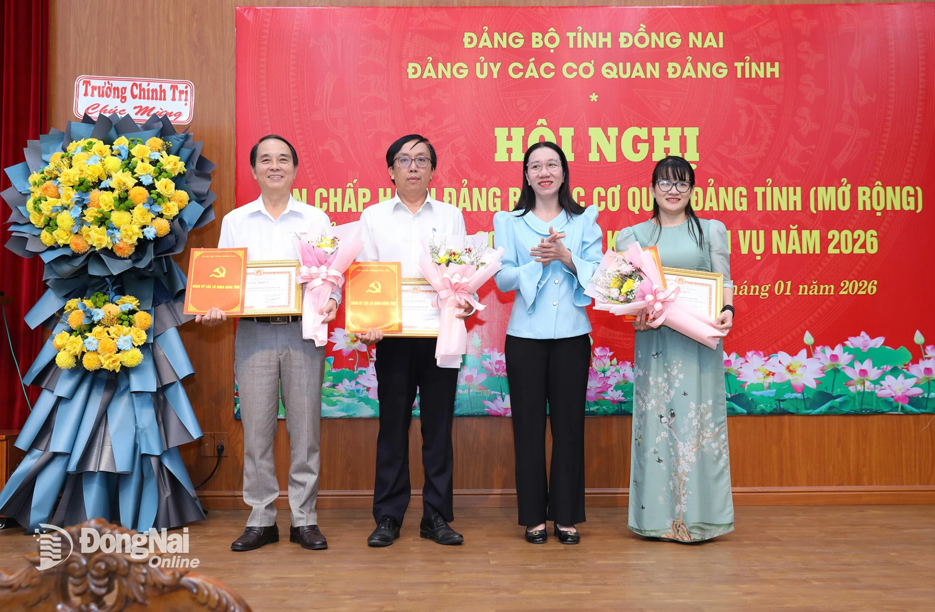 Đồng ch&iacute; Nguyễn Thị Thu V&acirc;n, Tỉnh ủy vi&ecirc;n,&nbsp;Ph&oacute; B&iacute; thư chuy&ecirc;n tr&aacute;ch Đảng ủy c&aacute;c cơ quan Đảng tỉnh ch&uacute;c mừng 3 tổ chức cơ sở Đảng c&oacute; th&agrave;nh t&iacute;ch xuất sắc thực hiện vượt chỉ ti&ecirc;u kết nạp đảng vi&ecirc;n năm 2025, gồm: Đảng bộ T&ograve;a &aacute;n nh&acirc;n d&acirc;n tỉnh; Đảng bộ MTTQ Việt Nam tỉnh; Đảng bộ B&aacute;o v&agrave; Ph&aacute;t thanh, Truyền h&igrave;nh Đồng Nai. Ảnh: Huy Anh  