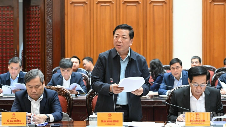 Bộ trưởng Xây dựng Trần Hồng Minh báo cáo Thủ tướng Chính phủ tại cuộc họp. (Ảnh: TRẦN HẢI)