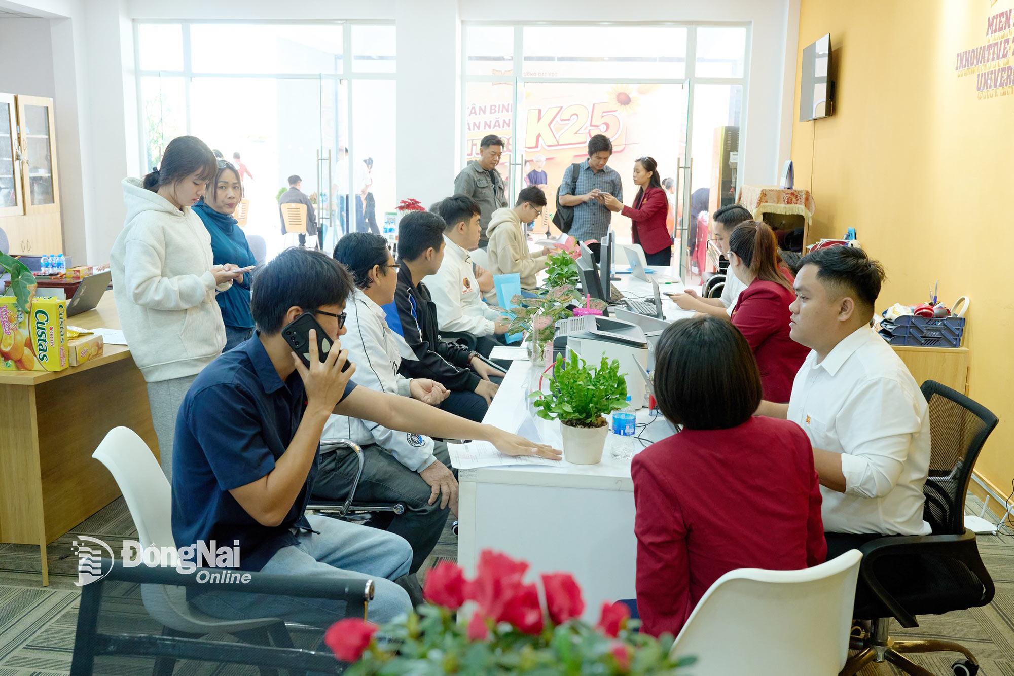 Trường đại học Công nghệ Miền Đông (xã Dầu Giây) đón tân sinh viên đến nhập học. Ảnh: Hoàng Tuấn