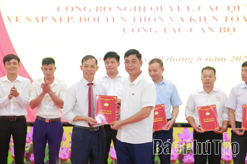 Yên Kỳ công bố quyết định sắp xếp, đổi tên thôn và kiện toàn cán bộ