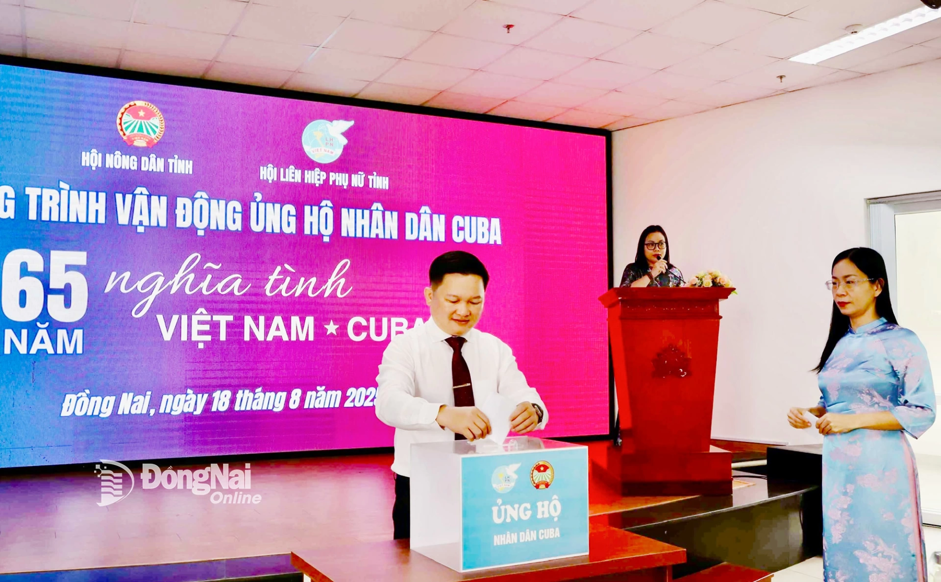 Tỉnh ủy viên, Phó Chủ tịch Ủy ban MTTQ Việt Nam tỉnh, Chủ tịch Hội Nông dân tỉnh Đồng Nai Nguyễn Hữu Nguyên và Tỉnh ủy viên, Phó Chủ tịch Ủy ban MTTQ Việt Nam tỉnh, Chủ tịch Hội LHPN tỉnh Đồng Nai Lê Thị Thanh Loan tham gia quyên góp ủng hộ nhân dân Cuba. Ảnh: Bình Nguyên