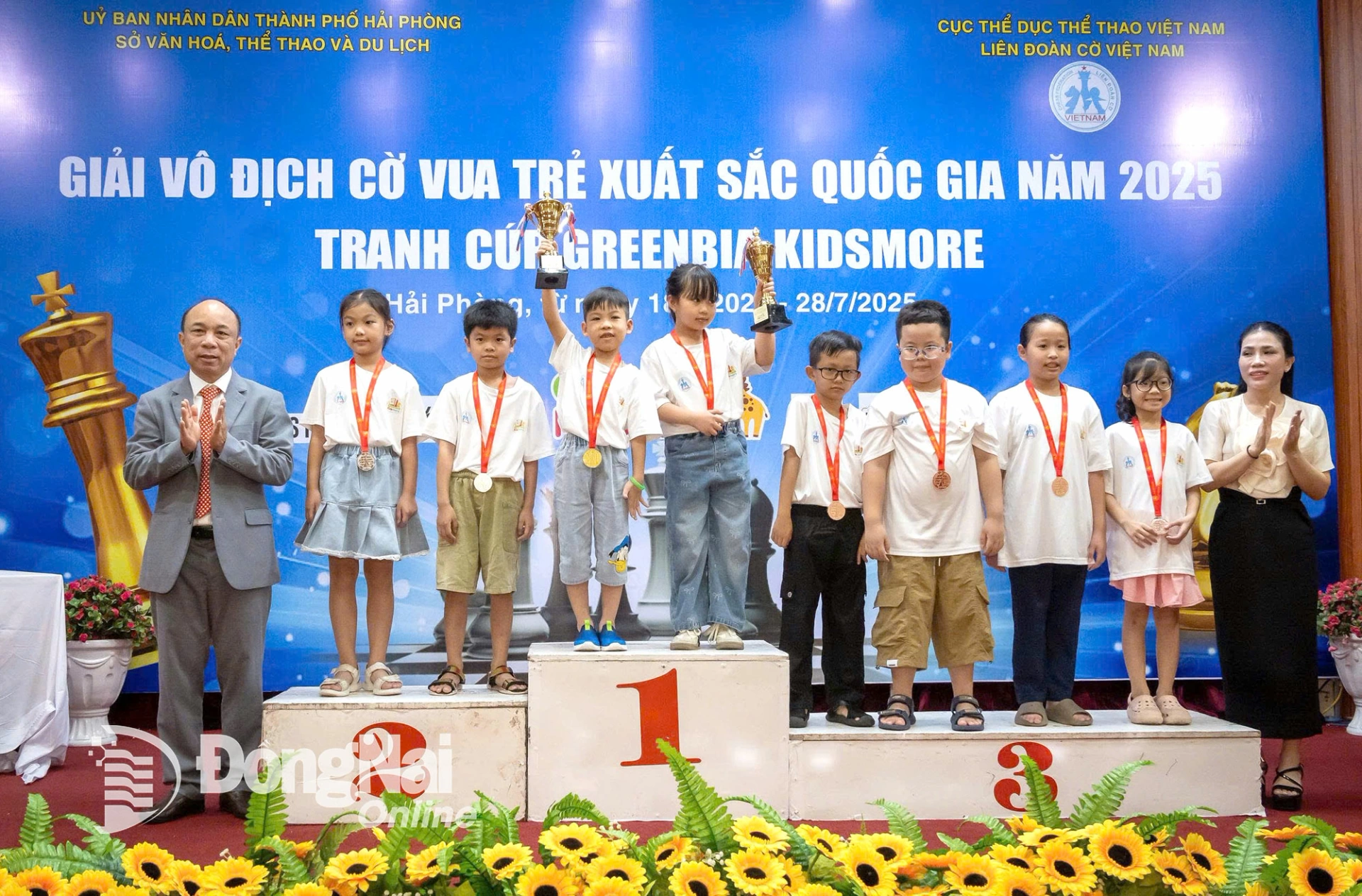 Ngũ Phương Linh (bìa trái) trên bục nhận huy chương bạc cá nhân nữ U.8 nữ Cờ tiêu chuẩn Giải vô địch Cờ vua trẻ xuất sắc quốc gia 2025. Ảnh: NVCC