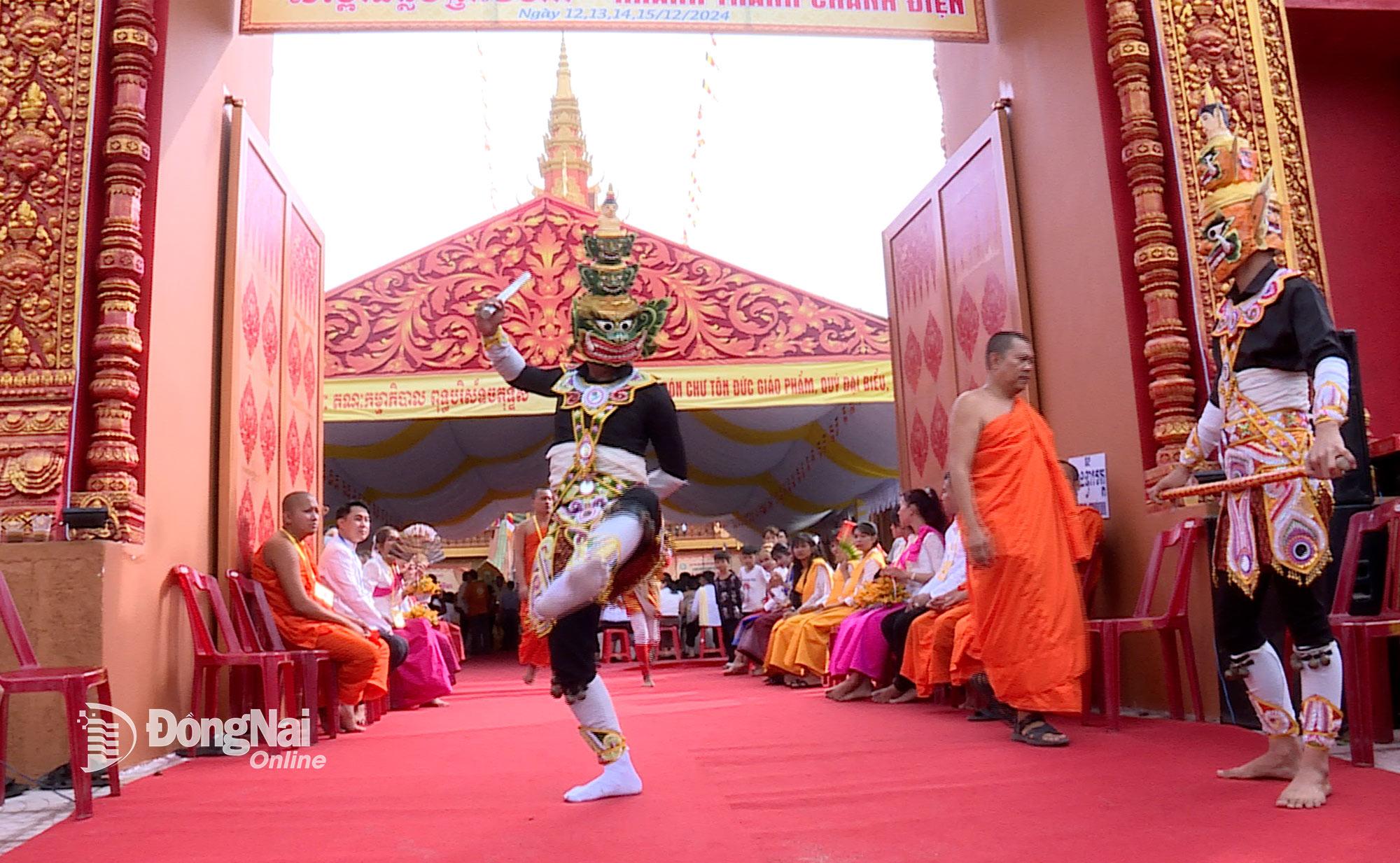 Trang phục múa chằn. Ảnh: Từ Huy