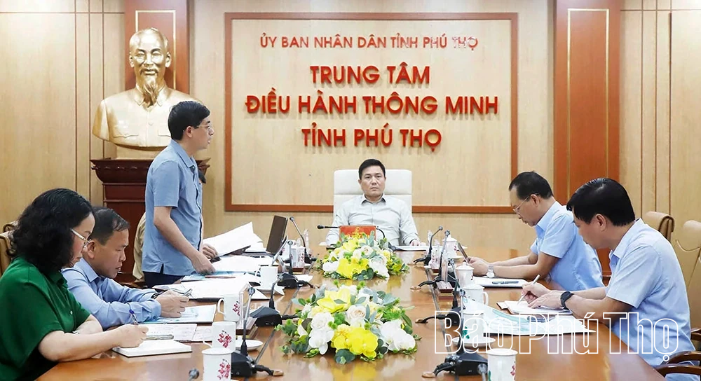 Phó Chủ tịch UBND tỉnh Vũ Việt Văn nghe báo cáo một số dự án phát triển đô thị, nhà ở