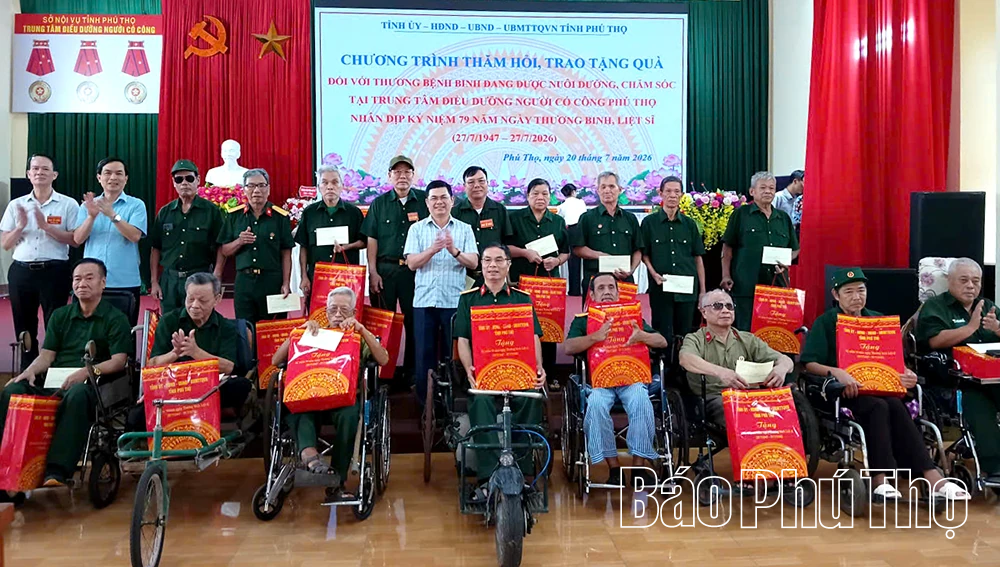 Tặng quà các thương, bệnh binh tại Trung tâm Điều dưỡng người có công Phú Thọ