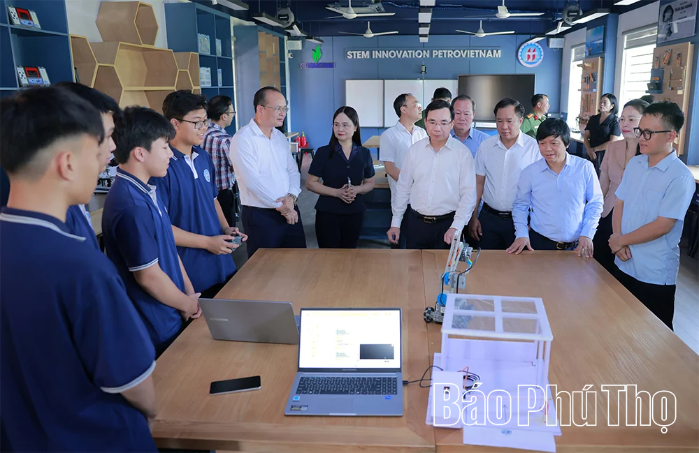 Chuẩn bị chu đáo các điều kiện phục vụ lễ khai giảng, tạo không khí phấn khởi cho cán bộ, giáo viên và học sinh bước vào năm học mới
