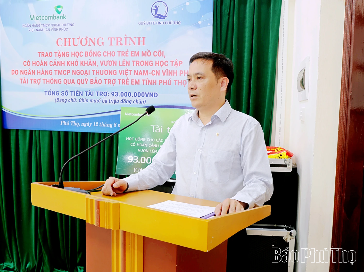 Trao học bổng cho trẻ em có hoàn cảnh đặc biệt khó khăn