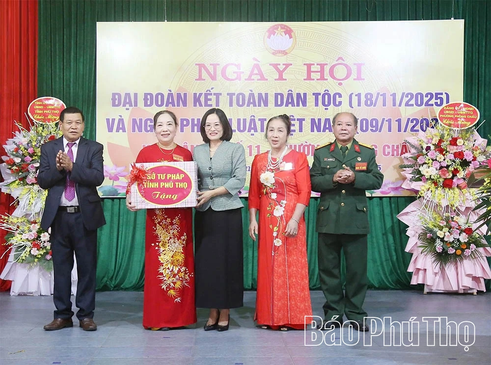 Đồng chí Vi Mạnh Hùng dự Ngày hội đại đoàn kết toàn dân tộc tại khu 11, phường Phong Châu