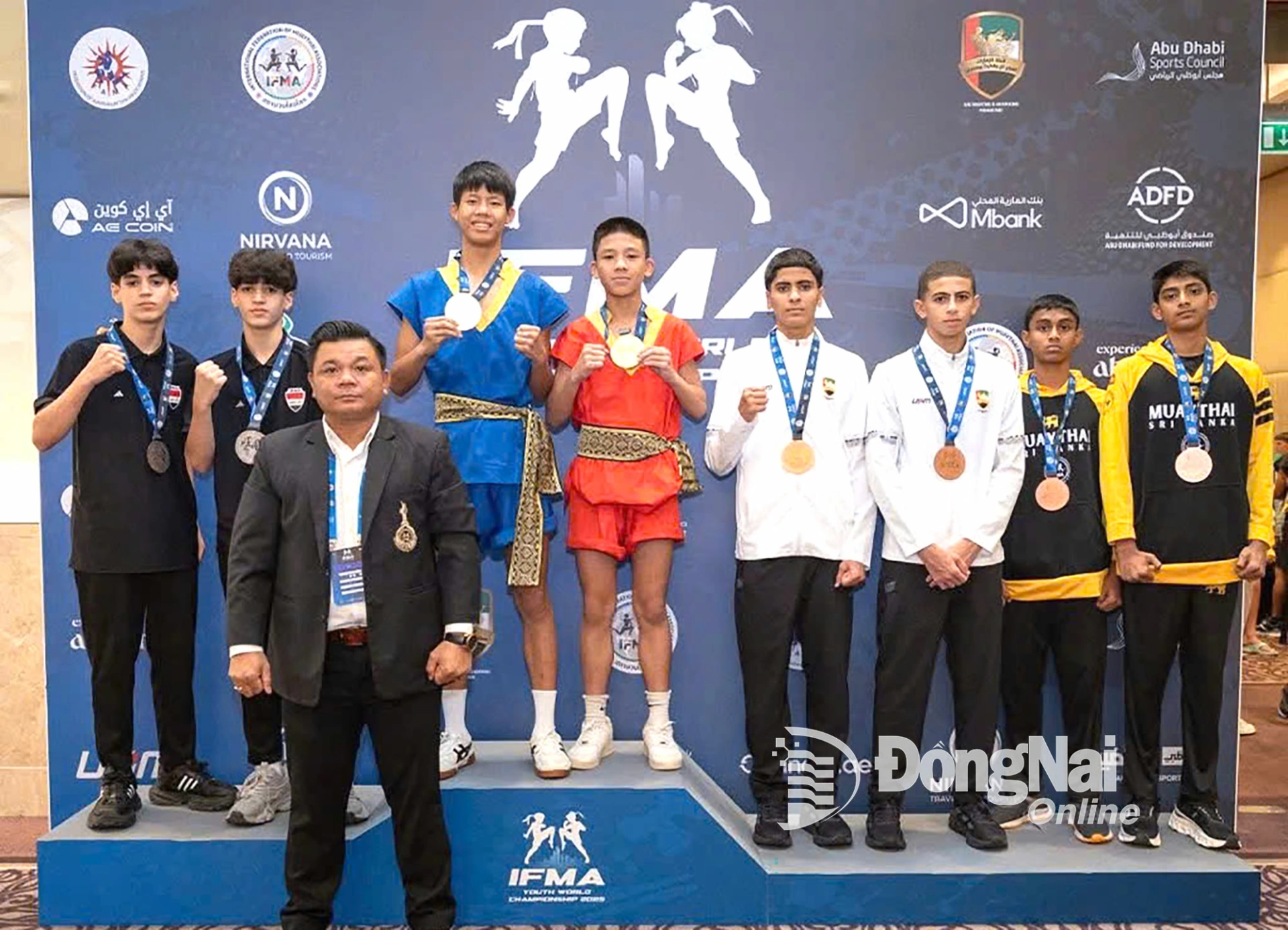 Vận động viên trẻ Mai Tuấn Huy của Muay Đồng Nai (thứ ba từ trái qua, trên bục) nhận huy chương vàng nội dung biểu diễn Mai Muay lứa 14-15 tuổi. Ảnh: ĐVCC