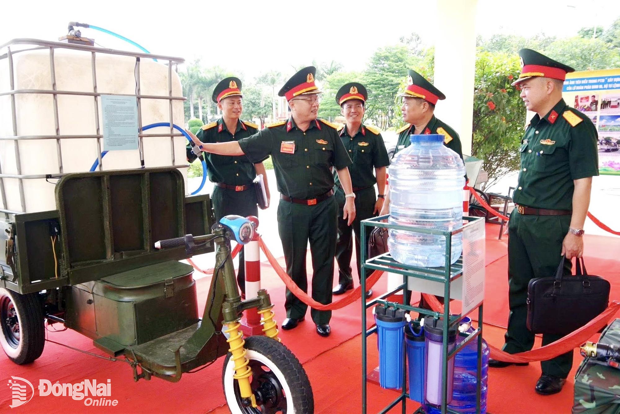 Thủ trưởng Bộ Tư lệnh Pháo binh - Tên lửa chấm thi Doanh trại chính quy - xanh - sạch - đẹp. Ảnh: Nguyệt Hà